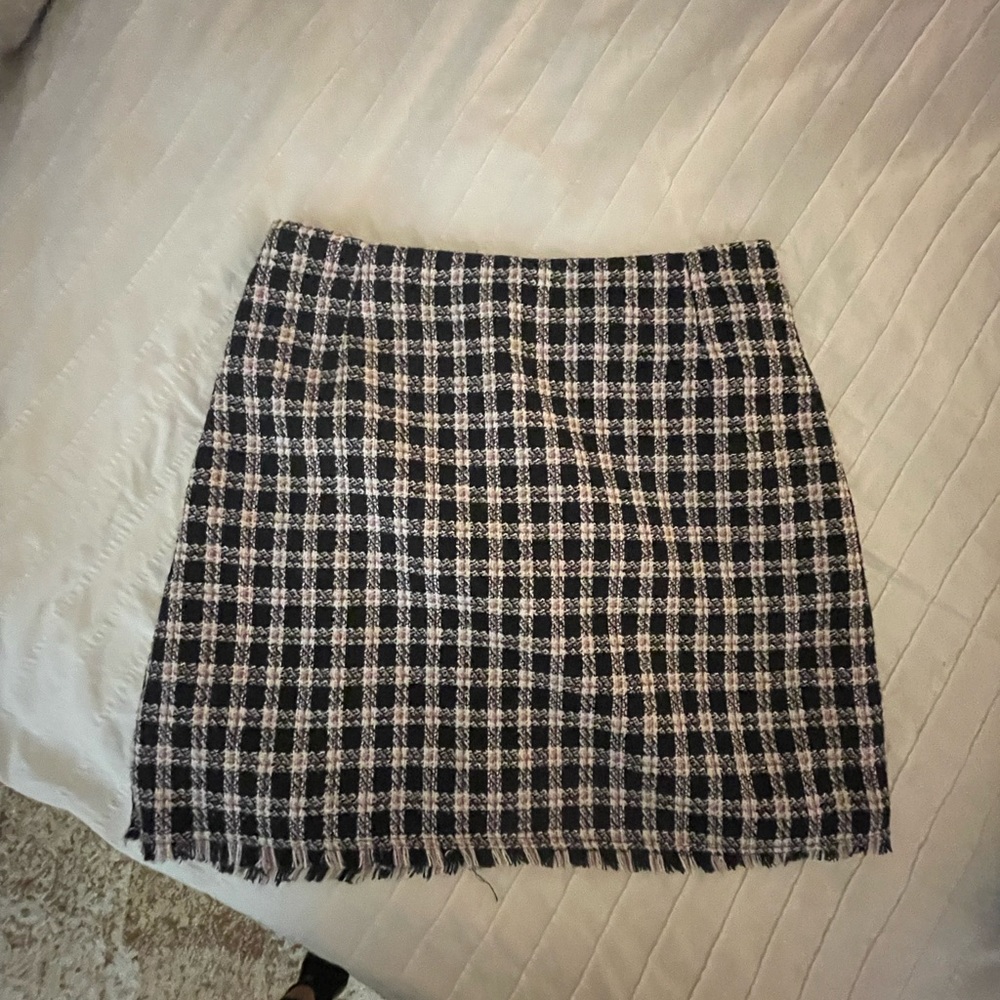plaid pencil skirt - pink, black and white. Perfect winter staple!